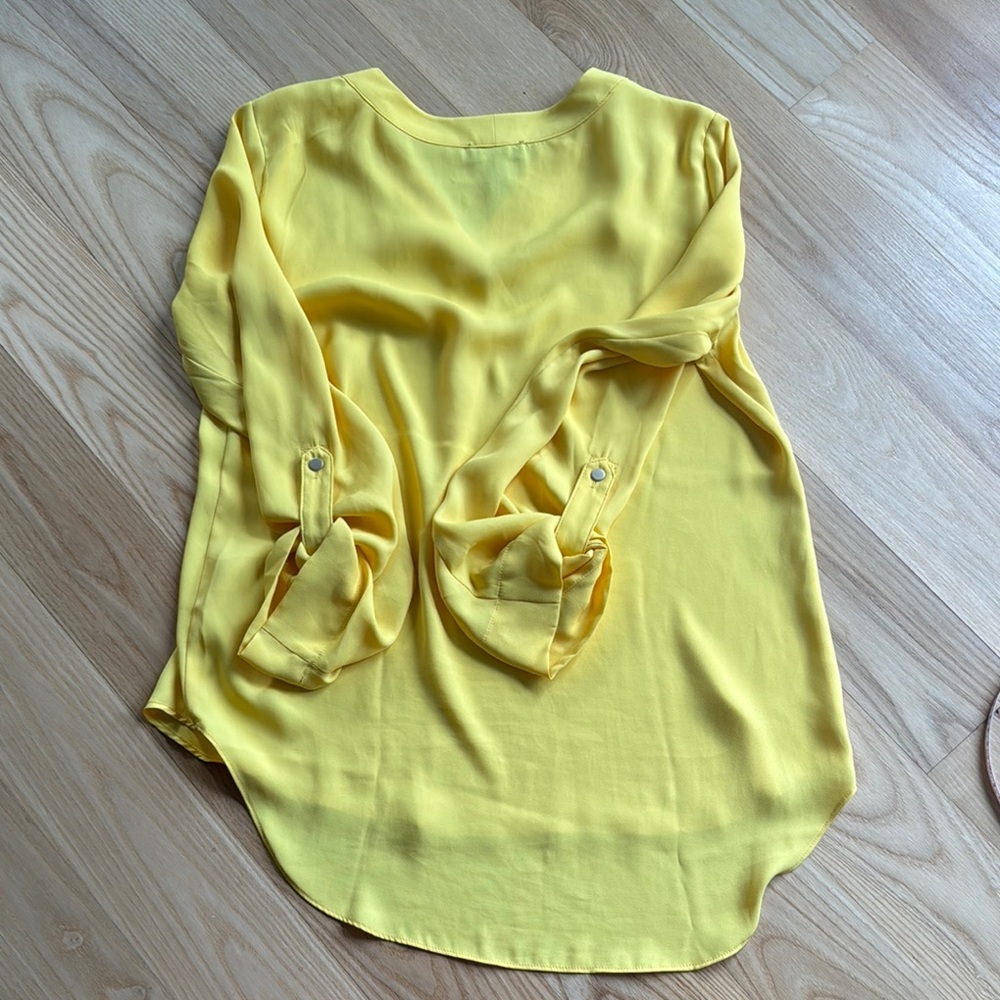 Jones New York Yellow Blouse Size S Relaxed Fit V Neck Lightweight - Picture 7 of 8